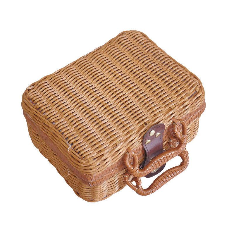 comme deux Enfants | <h3>Kinderpicknick mandje</h3> <p>Trakteer je kleintje op het ultieme zomerplezier met ons kinderpicknick mandje. Dit schattige mandje is gemaakt van praktisch imitatie rattan en heeft een charmante voering met ouderwetse rode ruitjes. Het is de perfecte maat voor kleine handjes om gemakkelijk te dragen tijdens hun avonturen in de buitenlucht.</p>
