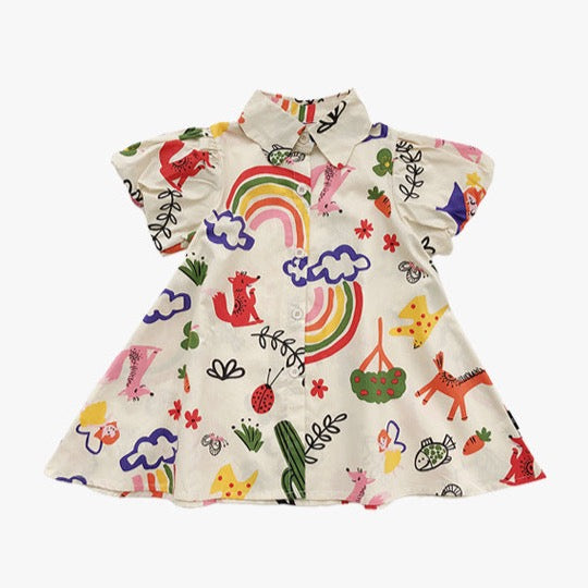 <h3>Jip zomerjurk met all-over print| comme deux Enfants | Ontdek de charme van onze Jip zomerjurk, vervaardigd uit luchtig katoen en voorzien van een speels opstaand kraagje. Deze jurk is niet alleen een genot om te dragen dankzij de comfortabele knoopsluiting aan de voorzijde, maar ook een lust voor het oog door de korte pofmouwtjes die een speelse touch geven.