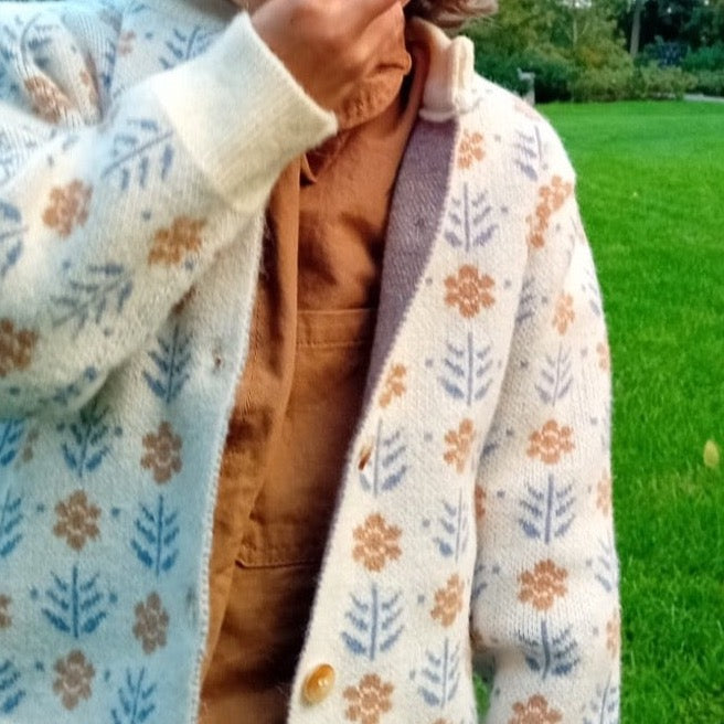 Comme deux enfants | Cardigan met Boerenbont motief Gebreide Cardigan Vest met lange mouwen, knopen en overall boerenbont motief.