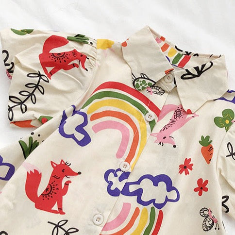 Jip zomerjurk met all-over print| comme deux Enfants | Ontdek de charme van onze Jip zomerjurk, vervaardigd uit luchtig katoen en voorzien van een speels opstaand kraagje. Deze jurk is niet alleen een genot om te dragen dankzij de comfortabele knoopsluiting aan de voorzijde, maar ook een lust voor het oog door de korte pofmouwtjes die een speelse touch geven.