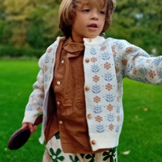 Comme deux enfants | Cardigan met Boerenbont motief Gebreide Cardigan Vest met lange mouwen, knopen en overall boerenbont motief.