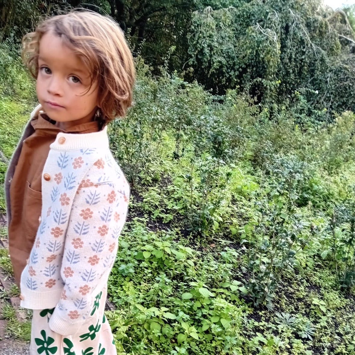 Comme deux enfants | Cardigan met Boerenbont motief Gebreide Cardigan Vest met lange mouwen, knopen en overall boerenbont motief.