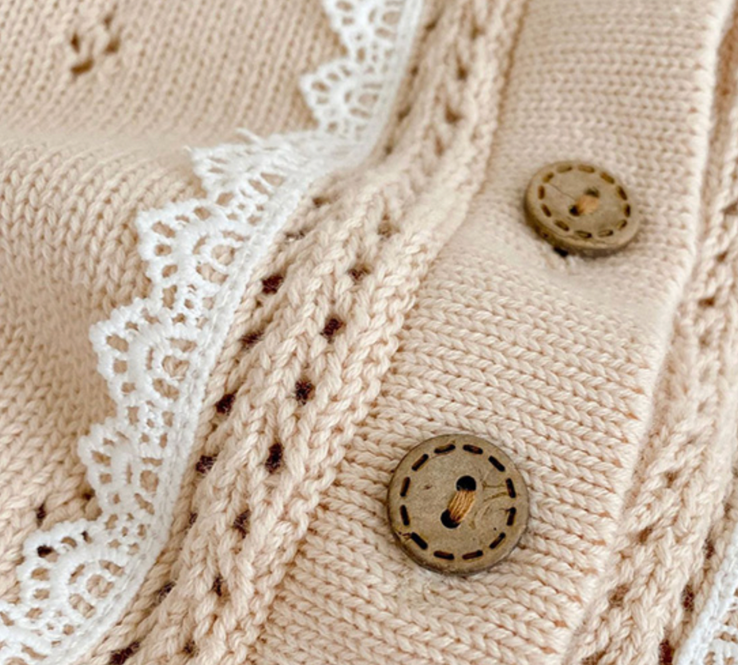Boho Didot Gebreid Vest met kanten details. Comme deux Enfants