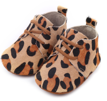 Leren babyschoentjes met print Comme deux Enfants
