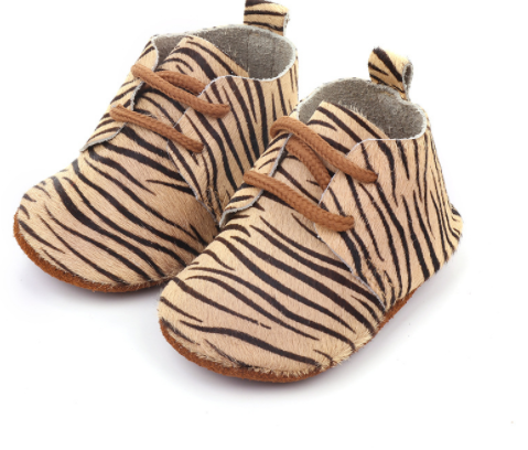 Leren babyschoentjes met print Comme deux Enfants
