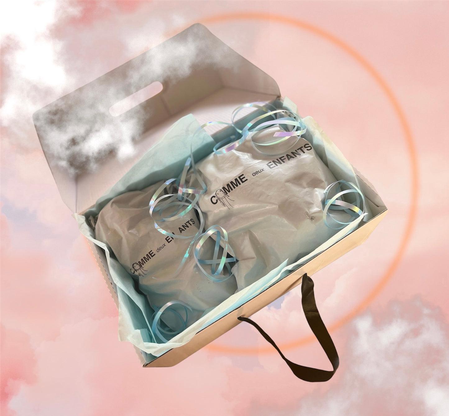comme deux Enfants | <h1 data-mce-fragment="1">Kraamcadeau geschenkset</h1> <p data-mce-fragment="1">Op zoek naar het perfecte kraamcadeau? Onze geschenkset bestaat uit zes zorgvuldig geselecteerde items die zowel praktisch als lief zijn. Elk setje bevat een zacht knuffeldoekje, een babyborsteltje van beukenhout, een handgemaakte gehaakte bijtring, een rammelaar van beukenhout, een paar schattige babyslofjes en een houten "Hello World" bordje voor die onvergetelijke eerste foto's.