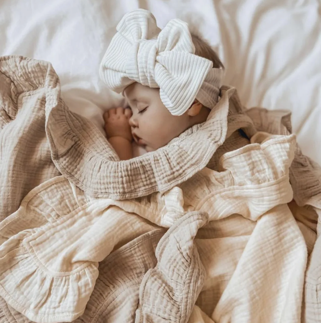 Comme deux enfants | Deze heerlijk zachte deken is perfect voor jouw kleintje, dankzij de luchtige structuur en het gebruik van hoogwaardige katoen mousseline. Het materiaal is vergelijkbaar met hydrofiel stof, bekend om zijn ademend vermogen en comfort. Verwen jezelf en je baby met deze knuffelzachte babydoek en geniet van de knusse momenten samen.