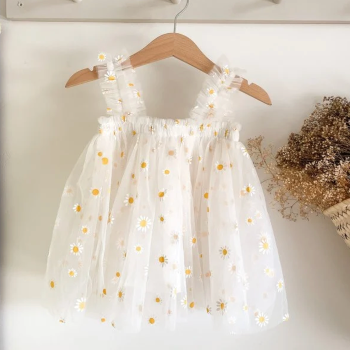 comme deux enfants | <h3>Madelon tutu zomerjurk</h3> <p>Duik in de wereld van onze <em>Madelon tutu zomerjurk. Een jurkje dat met liefde is gemaakt van de meest luchtige tutu stof, versierd met schattige, opgeborduurde madeliefjes. Speciaal ontworpen voor de allerkleinsten onder ons, beschikbaar vanaf maat 80. Dit jurkje is de perfecte keuze voor zonnige dagen en blijde momenten.
