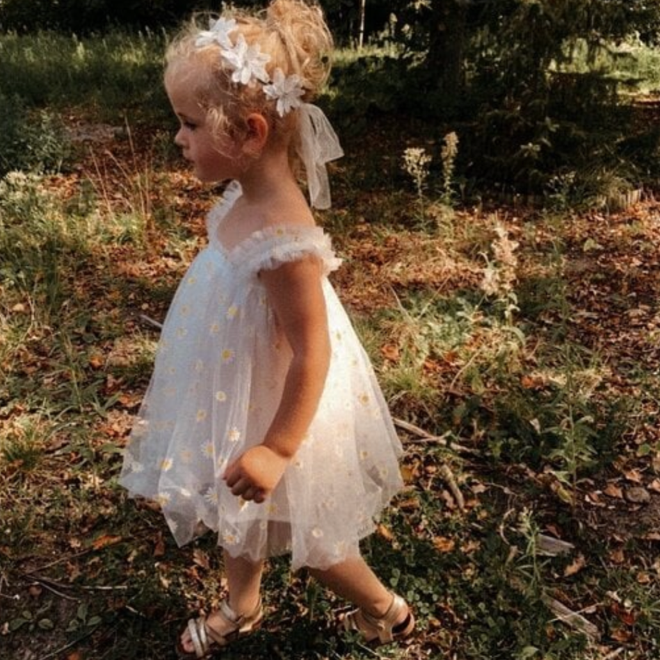 comme deux enfants | <h3>Madelon tutu zomerjurk</h3> <p>Duik in de wereld van onze <em>Madelon tutu zomerjurk. Een jurkje dat met liefde is gemaakt van de meest luchtige tutu stof, versierd met schattige, opgeborduurde madeliefjes. Speciaal ontworpen voor de allerkleinsten onder ons, beschikbaar vanaf maat 80. Dit jurkje is de perfecte keuze voor zonnige dagen en blijde momenten. Alt-tekst bewerken