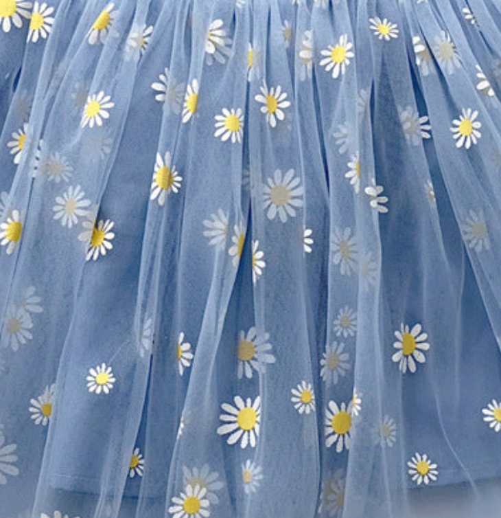 comme deux enfants | <h3>Madelon tutu zomerjurk</h3> <p>Duik in de wereld van onze <em>Madelon tutu zomerjurk. Een jurkje dat met liefde is gemaakt van de meest luchtige tutu stof, versierd met schattige, opgeborduurde madeliefjes. Speciaal ontworpen voor de allerkleinsten onder ons, beschikbaar vanaf maat 80. Dit jurkje is de perfecte keuze voor zonnige dagen en blijde momenten. Alt-tekst bewerken