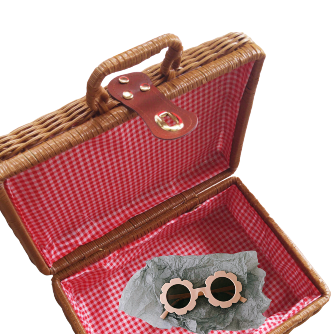 <h3>Kinderpicknick mandje</h3> <p>Trakteer je kleintje op het ultieme zomerplezier met ons kinderpicknick mandje. Dit schattige mandje is gemaakt van praktisch imitatie rattan en heeft een charmante voering met ouderwetse rode ruitjes. Het is de perfecte maat voor kleine handjes om gemakkelijk te dragen tijdens hun avonturen in de buitenlucht.