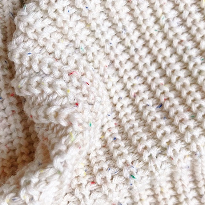 Nova gebreide trui Ontdek de charme van onze Nova gebreide trui, een tijdloze klassieker in een prachtige crèmekleur. Ontworpen met liefde en zorg, is deze trui perfect voor de kleintjes in je leven, van pasgeboren baby's tot peuters van 2 jaar oud. Het is een veelzijdige basic die moeiteloos combineert met elke outfit.