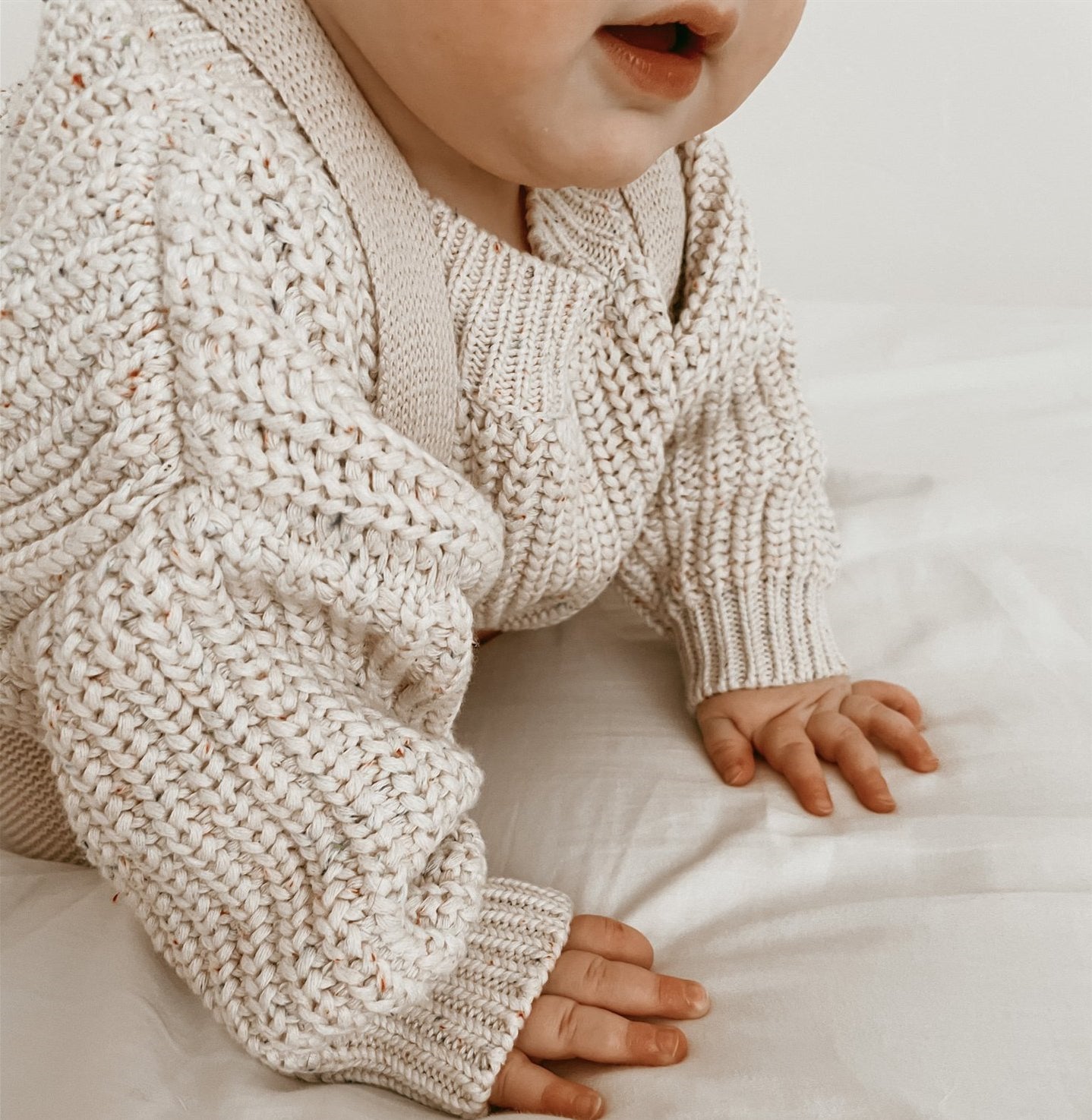 Nova gebreide trui Ontdek de charme van onze Nova gebreide trui, een tijdloze klassieker in een prachtige crèmekleur. Ontworpen met liefde en zorg, is deze trui perfect voor de kleintjes in je leven, van pasgeboren baby's tot peuters van 2 jaar oud. Het is een veelzijdige basic die moeiteloos combineert met elke outfit.
